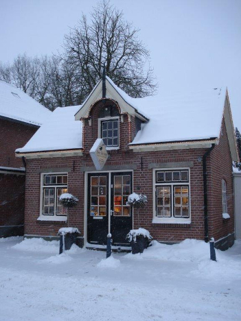 Karakteristieke oude koperslagerij omgebouwd tot goudsmederij en sfeervolle winkel.